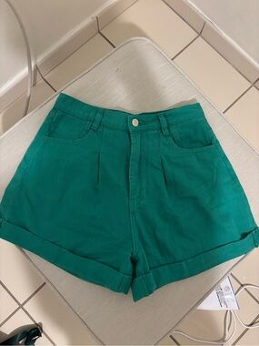 High-Waist Emerald Green Women's Shorts with Cuffed Hem